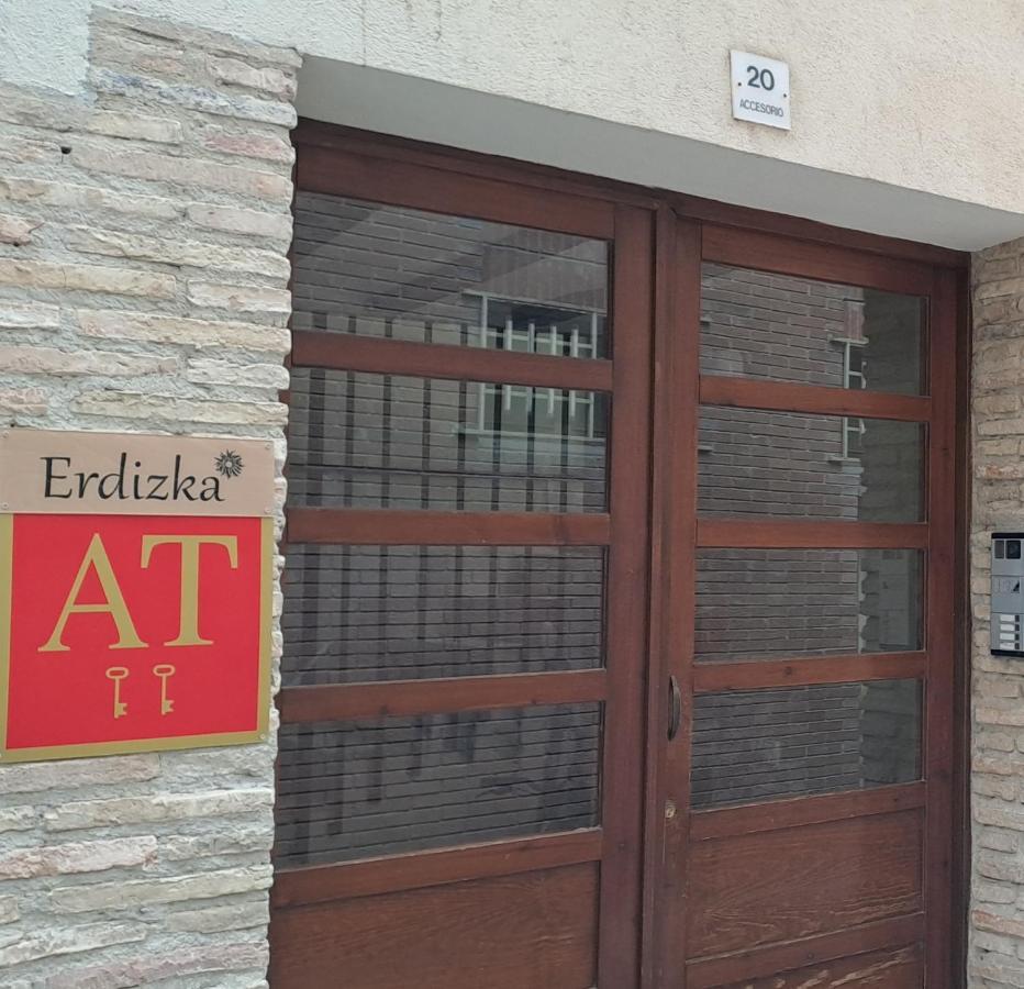 Erdizka, Centrico Apartamento Turistico Con La Mejor Vista Plaza De Los Fueros Estella Luaran gambar
